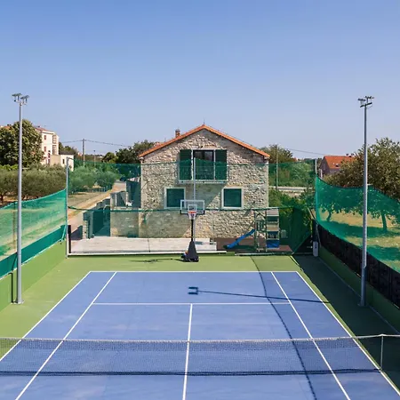 Quince Zadarvillas Vila