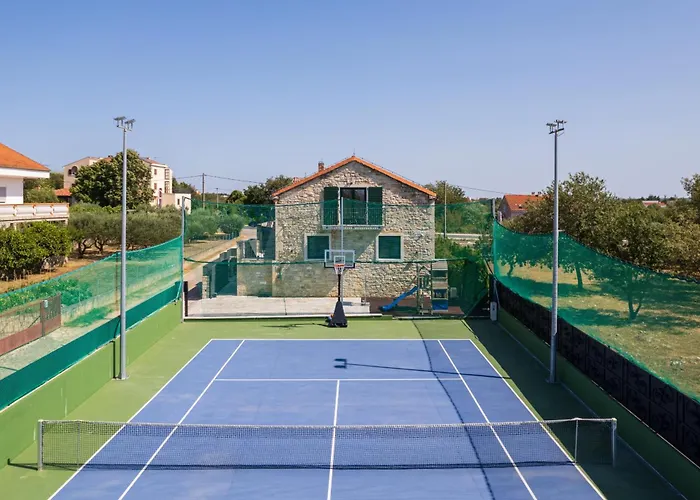 Quince Zadarvillas فيلة