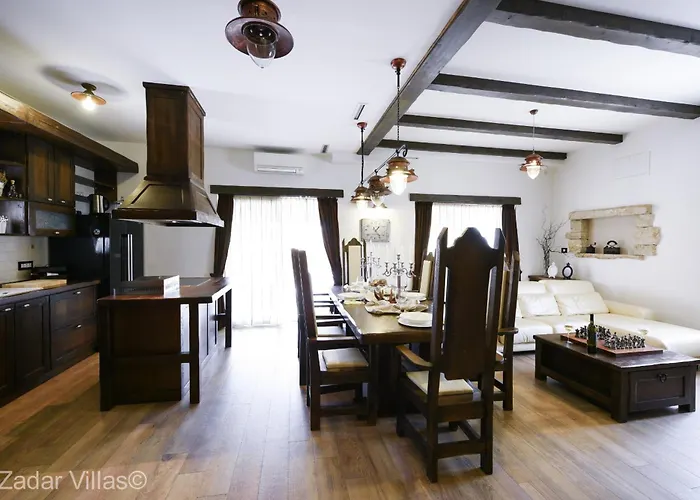 Quince Zadarvillas فيلة Murvica (Policnik)